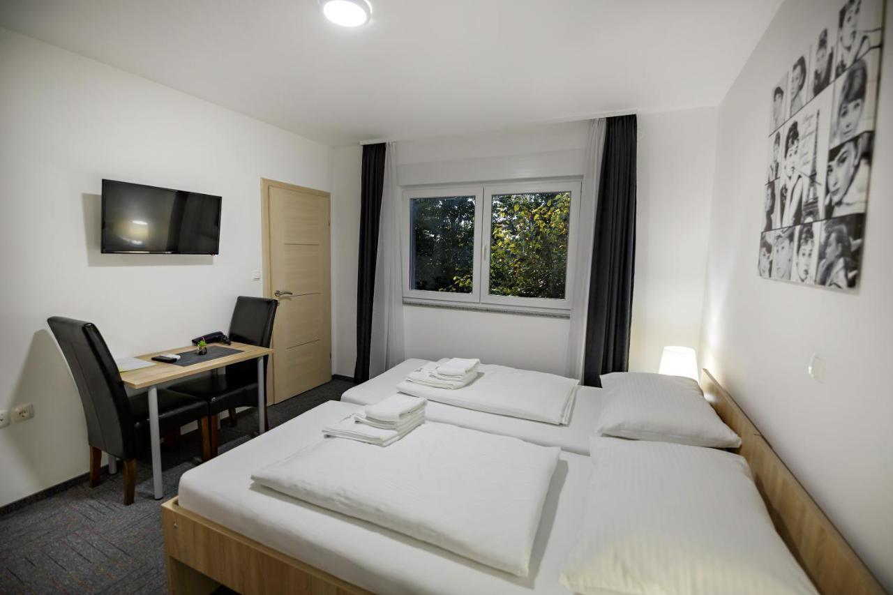 Hostel Mali Pariz Slavonski Brod Exterior photo